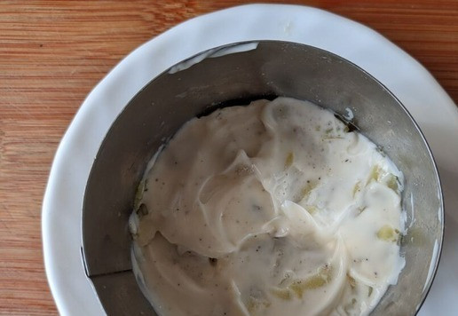 1. Этап. Салат Воевода с тунцом и редькой: Кладём картофель в кольцо нижним слоем, посыпаем солью, перцем, смазываем майонезом.