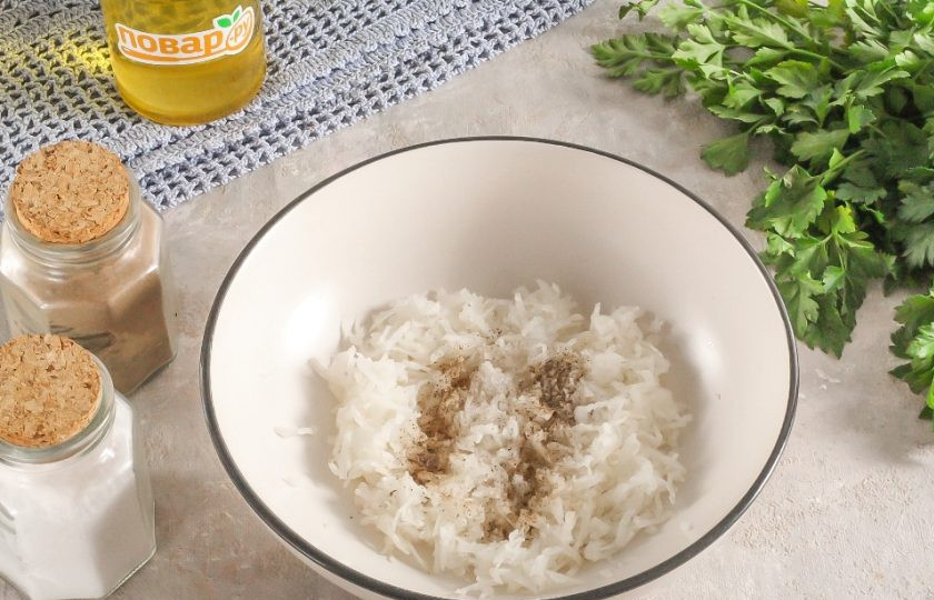 1. Этап. Хрен с майонезом на зиму: Всыпьте соль и молотый черный перец. По желанию можно добавить и другие пряности, приправы, если вкус хрена не перебивает их вкус.