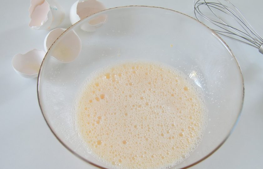 1. Этап. Апельсиновый пирог с орехами: В глубокой миске при помощи блендера или миксера взбиваем яйца с сахаром и ванилином.