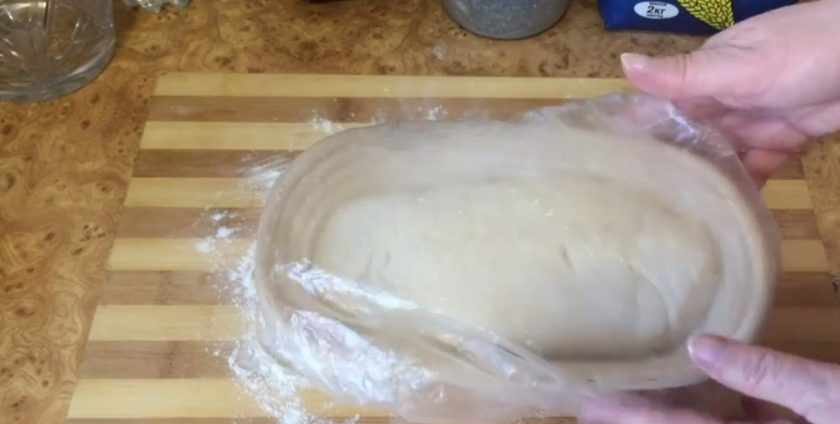 1. Этап. Хлеб из муки двух сортов: Переместите заготовки в формы, присыпанные рисовой мукой, швом вниз. Присыпьте заготовки мукой и накройте пленкой на 1 час.