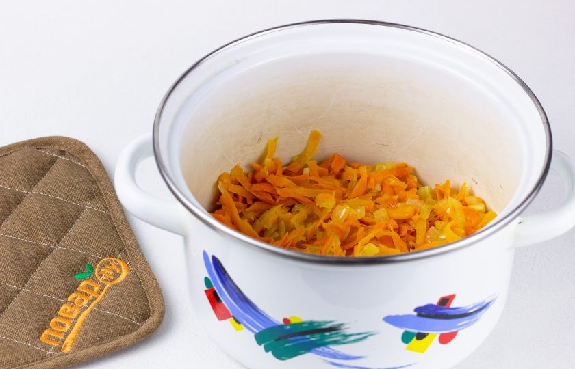 1. Этап. Суворовская каша: На дно кастрюльки выложите 2/3 обжаренных овощей.