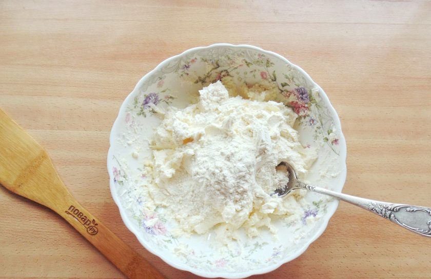 1. Этап. Сырники с луком: Добавьте в творог муку.