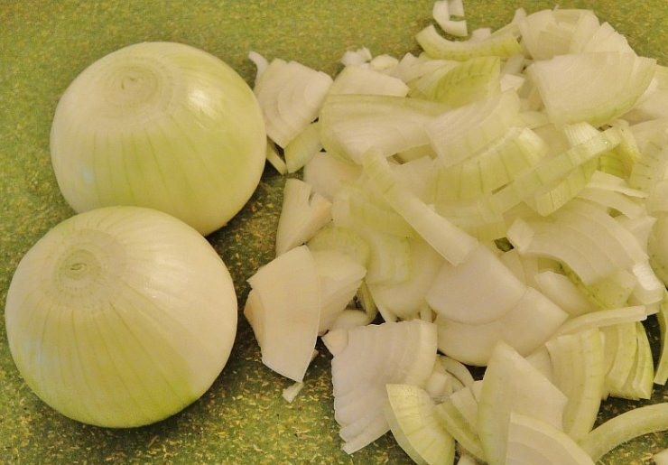 1. Этап. Икра из баклажанов и кабачков: Лук режем четвертькольцами.