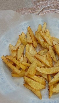 1. Этап. Картофель фри моей мечты: 7. Достаньте картофель фри, выложите частично приготовленный картофель на большую тарелку или противень, застеленный бумажными полотенцами или пергаментной бумагой. Пусть картофель немного остынет 2-3 минуты.