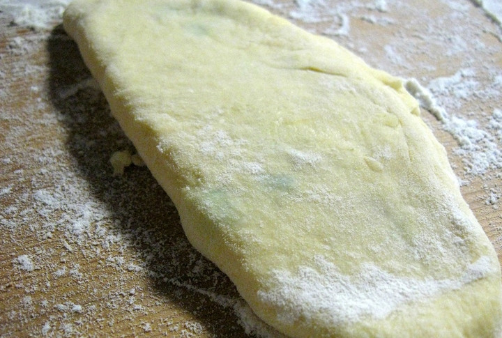 1. Этап. Паляница украинская: Тесто тонко раскатываем, вырезаем из него кружки, в которые добавляем начинку, края соединяем. Аккуратно раскатываем палянички скалкой.