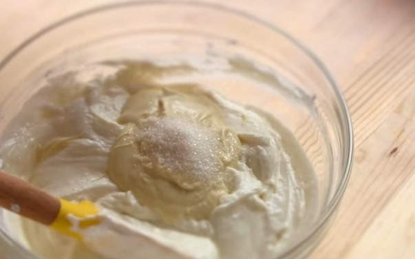 1. Этап. Чизкейк без выпечки с творогом: 5. Заранее растопите в микроволновке или на водяной бане желатин и белый шоколад. Добавьте их в творожную массу вместе с ванильным сахаром.