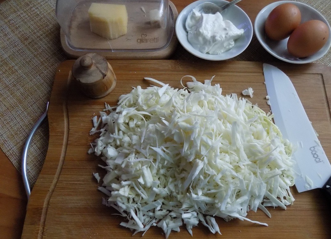 1. Stage. Cabbage casserole in a pan: Shred the cabbage finely and not very coarsely.