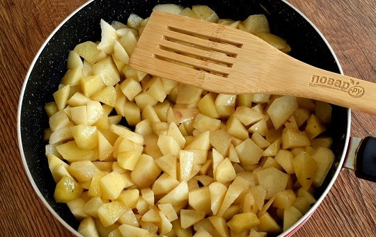 1. Этап. Овощное рагу в лаваше: Духовку включите на 180 °C. В разогретое масло добавьте кумин, сушеный чеснок, паприку. Картофель обжарьте в течение 5 минут до полуготовности, периодически помешивая. Выложите в форму для запекания.