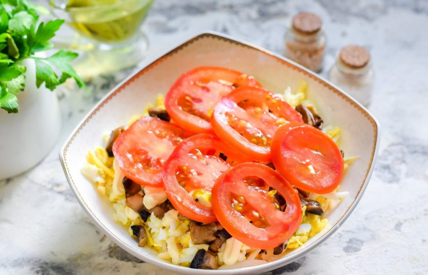 1. Этап. Салат Чикаго с копченой грудкой: Помидоры нарежьте небольшими пластинами и выложите завершающим слоем.