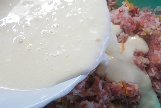 1. Этап. Мясная запеканка, как в детском садике: Вливаем яично-сметанную смесь.