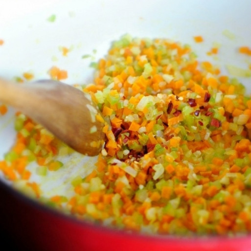 1. Этап. Болоньезе: 2. Когда овощи будут мягкими, добавьте сушеный чили, перемешайте и продолжайте жарить, помешивая.