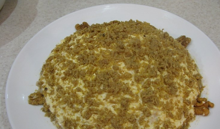 1. Этап. Салат Черепашка: Сверху посыпаем орехами. Выкладываем целые в виде лапок черепашки. Готовый салат 