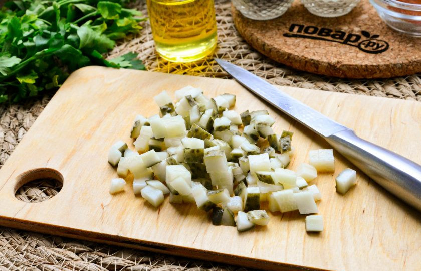 1. Этап. Салат Золушка: Соленые огурцы также нарежьте кубиками.