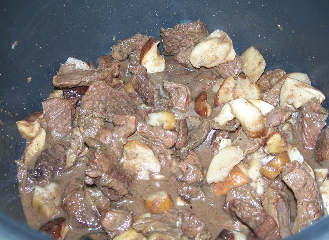 1. Этап. Бефстроганов из оленины: 5. Сюда же добавляем и грибы. У меня был белый гриб - именно он придаст необходимый аромат и усилит вкус оленины.