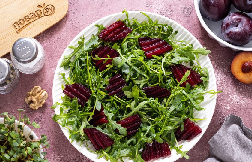 1. Этап. Салат со сливами и свеклой: Свеклу очистите от кожуры, затем порежьте тонкими кружочками или ломтиками. Я нарезаю свеклу с помощью фигурного ножа.