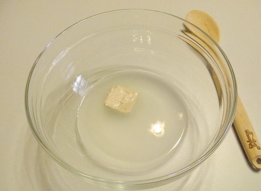 1. Этап. Расстегаи с яблоками: Возьмите глубокую удобную тару для теста. Влейте туда теплую воду, растворите в ней дрожжи. Также добавьте сахар и соль, их тоже растворите.