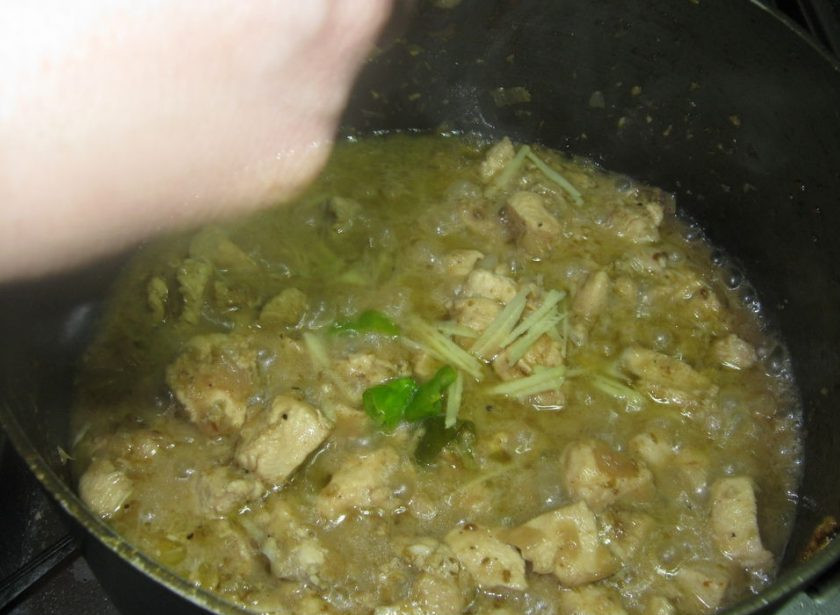 1. Этап. Курица, тушенная в кефире: 8. Возвращаю кусочки курицы в кастрюлю к кефиру, добавляю полоски свежего корня имбиря, накрываю крышкой и тушу 20 минут.