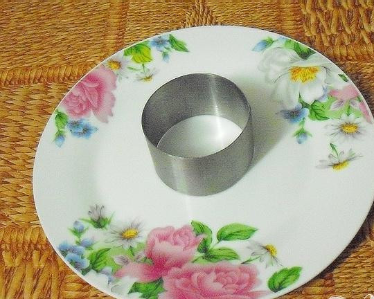 1. Этап. Салат Золотое кольцо: 1. Банка из-под консервированной кукурузы или горошка хорошо подойдет для изготовления кольца необходимого при укладки салата. Можно использовать цилиндрический стакан.