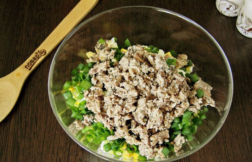 1. Этап. Салат из рыбных консервов с огурцом: Консервы разомните немного вилкой и добавьте к остальным ингредиентам.