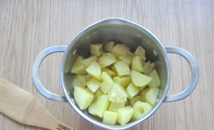 1. Этап. Гнезда с грибами в духовке: Картофель очистите, помойте и нарежьте. Выложите в кастрюлю, налейте воду, посолите по вкусу. Доведите до кипения и варите картошку до готовности. После воду слейте.