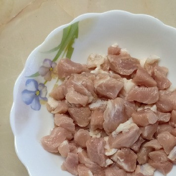 1. Этап. Гуляш с болгарским перцем: Мясо нарезать средними кубиками,