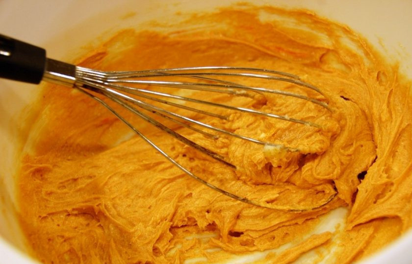 1. Этап. Оранжевое печенье: 3. Взбейте вместе масляную массу, добавьте к ней ваниль, апельсиновый экстракт, краситель и цедру одного апельсина.