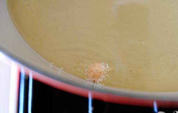 1. Этап. Жареные яблоки в тесте: 5. Нагреть масло в сковороде на среднем огне. Когда оно станет горячим, капнуть на сковороду немного теста. Если оно сразу зашипит и поднимется, масло готово. Если тесто быстро пригорело, уменьшить огонь.