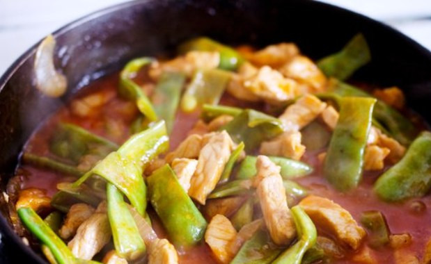 1. Этап. Свинина с зеленой фасолью: Затем влейте полстакана бульона, добавьте соль и перец и тушите еще минут 10. Готовое блюдо можно сразу подать на стол.