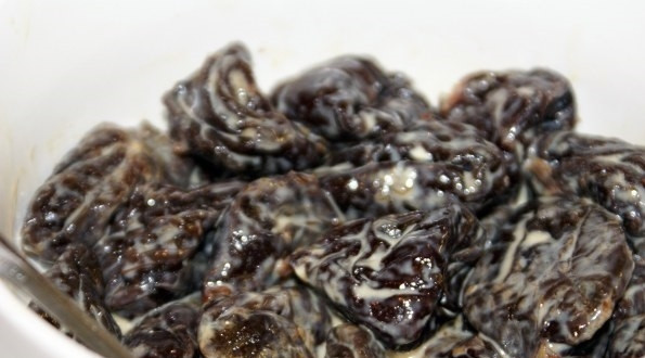 1. Этап. Рождественский торт с черносливом: 1. Чернослив промываю под проточной водой, затем обсушиваю, чтобы избавиться от влаги, и перекладываю в миску, заливаю 30 миллилитрами ликера, перемешиваю и оставляю.