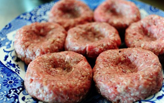 1. Этап. Сэндвичи с говядиной, грибами и швейцарским сыром: 3. Смешать руками говядину, сливки, 4 капли Вустерширского соуса, соль и перец в миске. Сформировать котлеты, используя на одну от 1/4 до 1/3 стакана смеси. Сделать пальцем углубление в центре каждой котлеты.