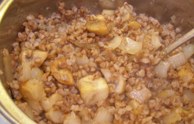 1. Этап. Карп, запеченный с грибами в духовке: Соединяем гречку с грибами и луком. Перемешиваем, а если нужно, дополнительно солим и перчим.