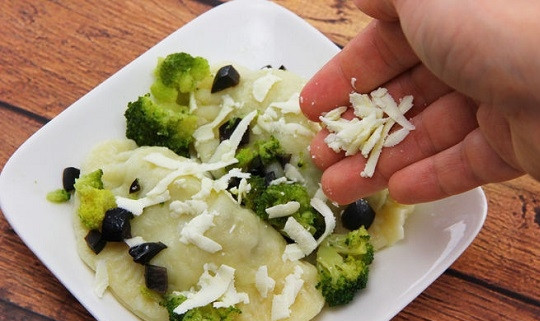 1. Этап. Равиоли с брокколи: 10. Подавать к столу блюдо можно с брокколи, оливками и тертым сыром. Приятного аппетита!