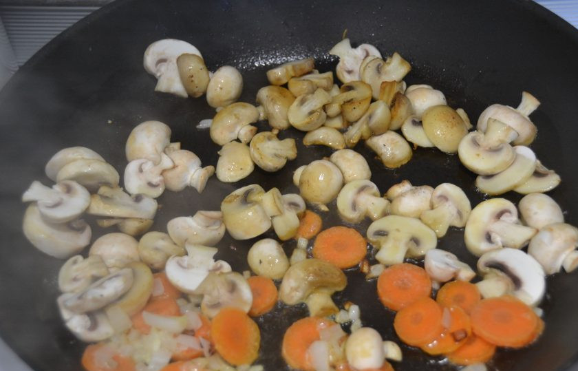 1. Этап. Тушеная картошка без мяса: Добавьте в сковороду порезанные шампиньоны, продолжайте обжаривать.