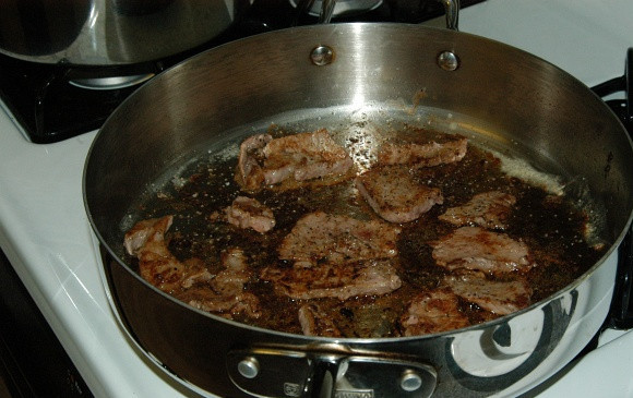 1. Этап. Бефстроганов с грибами и луком: После того как масло перестанет пениться положите говядину на горячую сковороду. Поджаривайте мясо с обоих сторон до слегка коричневого цвета.