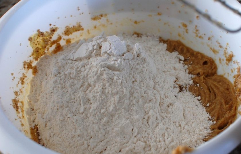 1. Этап. Печенье с шоколадом и зефирками: 3. Введите к смеси муку и аккуратно перемешайте.