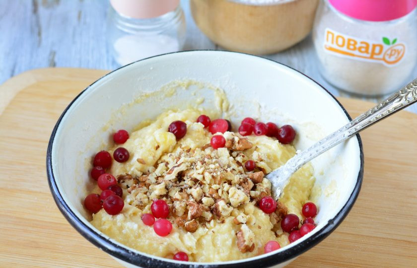 1. Этап. Клюквенный пирог с орехами: Добавьте клюкву и орехи. Перемешайте.