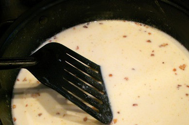 1. Этап. Шотландский пирог Кокки-Ликки: 3. Добавляем 3 ст.л. муки, и тщательно перемешиваем. Доливаем молоко, и на медленном огне доводим до загустения.