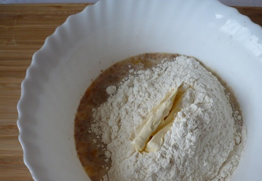 1. Этап. Булочки с плавленым сыром Ассорти: Затем всыпьте просеянную пшеничную муку и добавьте сливочное масло. Замесите тесто.