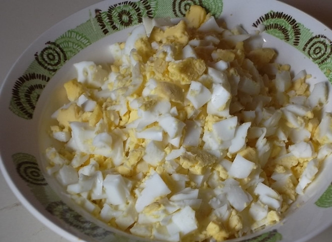 1. Этап. Пирог с луком и яйцами: 8. Готовые яйца остудите, очистите и нарежьте кубиками.