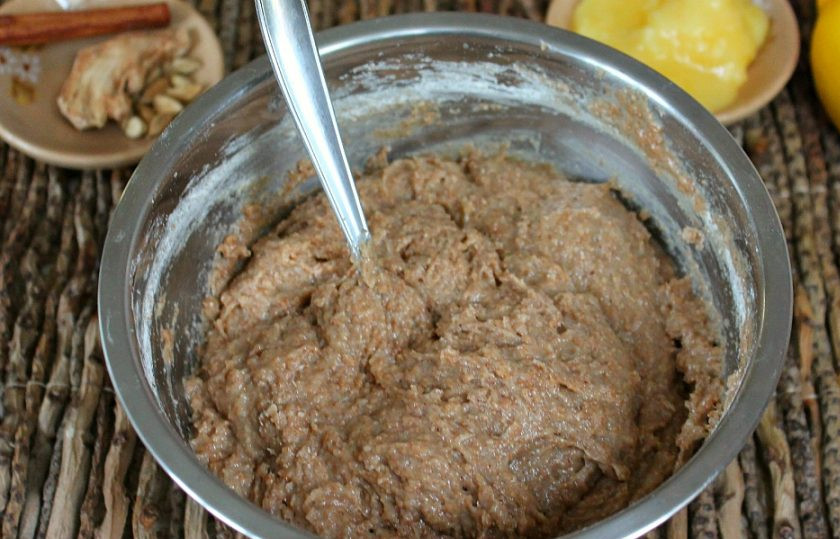 1. Этап. Медовые пряники на кефире: Постепенно подсыпайте муку и перемешивайте. Тесто должно быть мягким.