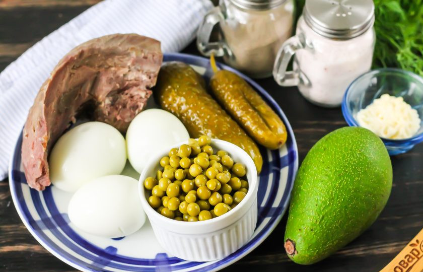 1. Этап. Кето-оливье: Подготовьте указанные ингредиенты. Свиной язык заранее отварите, очистите и остудите. По желанию можете заменить его молочной колбасой.