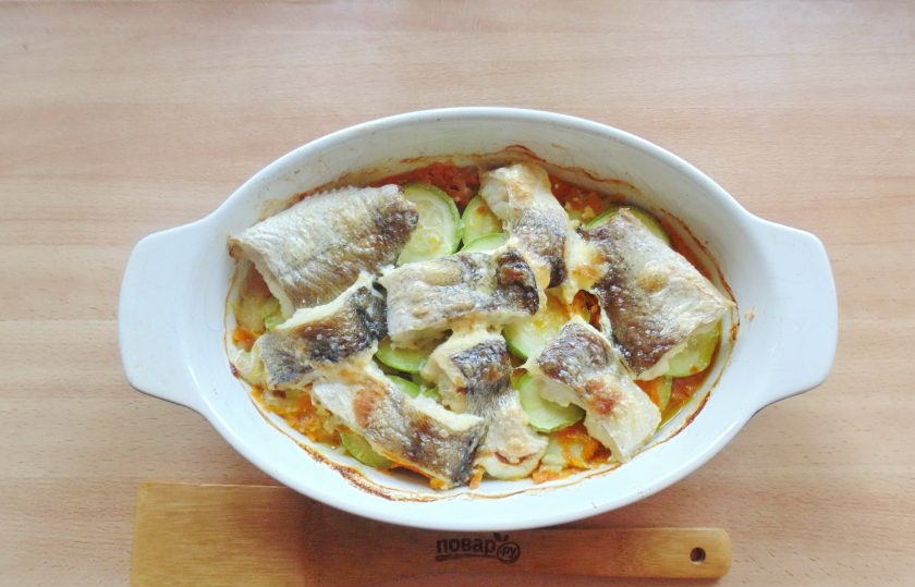 1. Этап. Хек с кабачками в духовке: Накройте форму пищевой фольгой и поставьте в разогретую до 180-185 градусов духовку. Первые 20 минут запекайте рыбу с фольгой, затем снимите фольгу и запекайте ещё минут 15-20.
