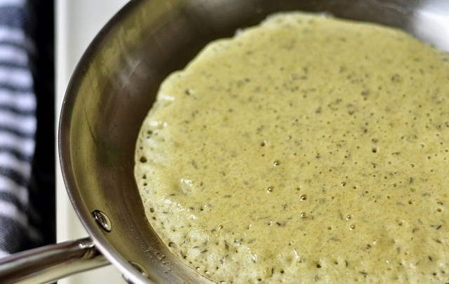 1. Этап. Ржаные блины с лососем: 2. После этого 4 блина выпекайте на сковороде с обеих сторон до золотистой корочки.