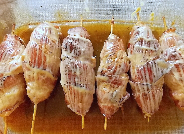 1. Этап. Куриные кебабы в беконе: Смешайте майонез и горчицу. Выньте кебабы из духовки, смажьте их смесью и поставьте обратно на десять минут.