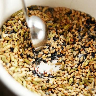 1. Этап. Пряные сырные палочки: 2. В небольшой миске смешать вместе семена кунжута, семена мака, семена фенхеля, соль и кайенский перец.