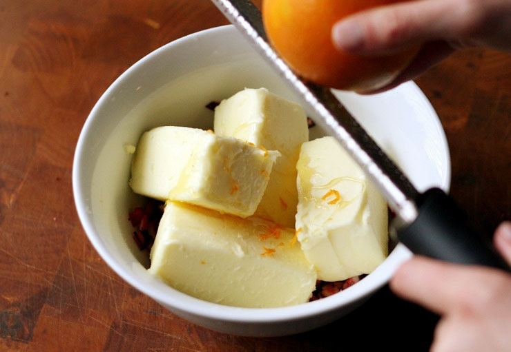 1. Этап. Масло с клюквой: 4. Цедру апельсина натрите на мелкой терке прямо в миску с маслом.