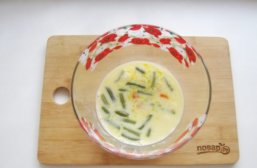 1. Этап. Омлет с овощами в духовке: Выложите овощи.