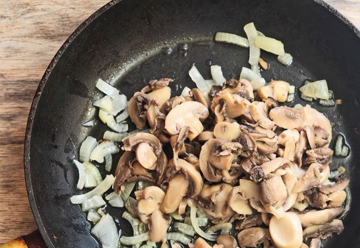 1. Этап. Салат с баклажанами и индейкой: К луку добавить шампиньоны, предварительно слив с них жидкость. Обжарить до золотистости.