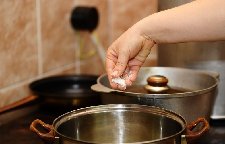 1. Этап. Суп из шпината замороженного: Добавляем соль в кипящую воду.