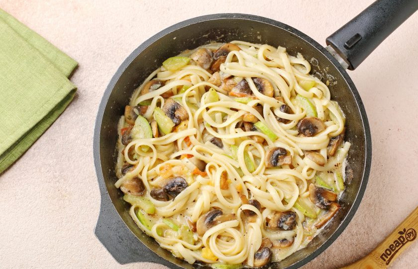 1. Этап. Паста с цукини и грибами: В конце добавьте пасту, прогрейте всё вместе и подавайте блюдо к столу.